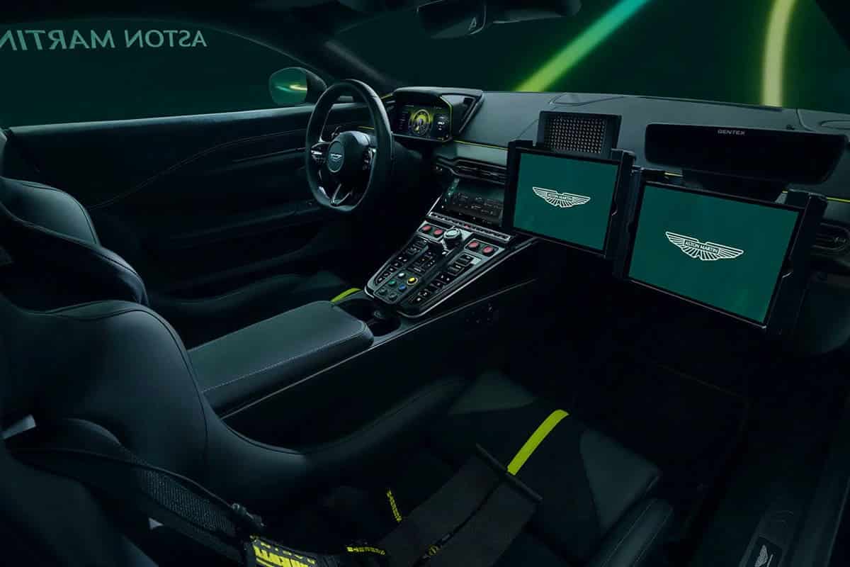 애스턴마틴 밴티지 F1 세이프티 카 내부