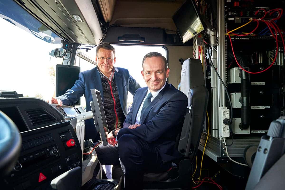 만트럭버스 CEO 알렉나더 블라스캄프(왼쪽)과 독일 연방 교통부 장관 볼커 위싱(오른쪽)
