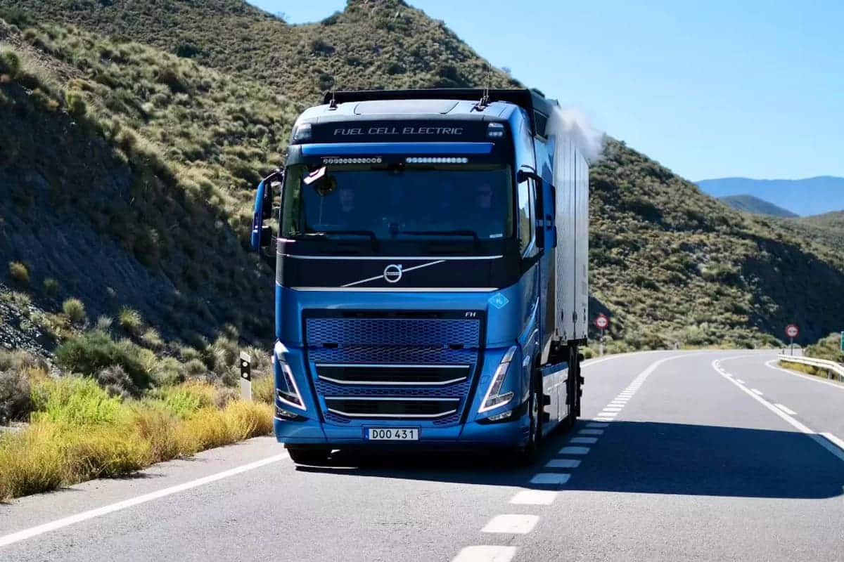 수소 연소 엔진 트럭을 개발 중인 볼보트럭