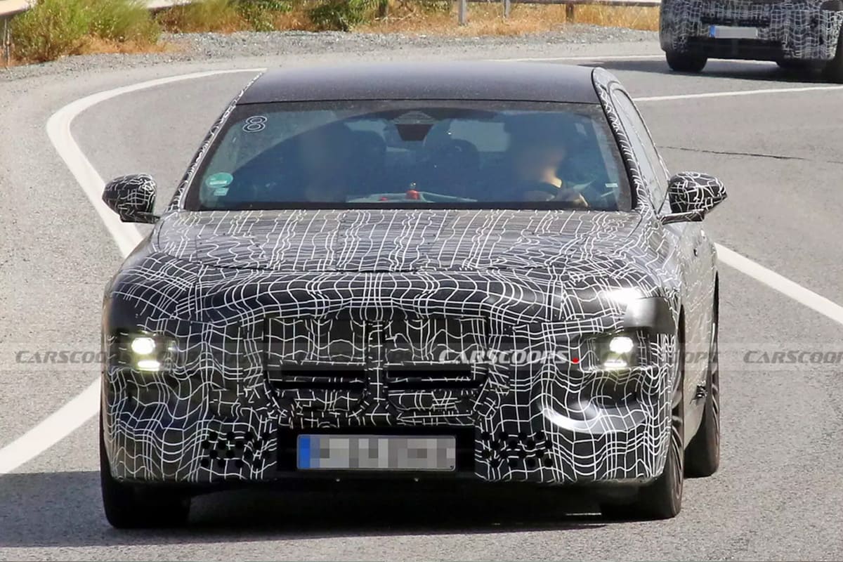 “예상보다 많이 바뀌나?” 두꺼운 위장막으로 가려진 BMW의 신형 플래그십 세단, 언제 출시되나…