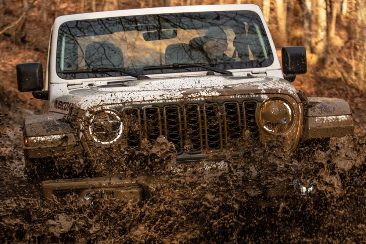 오프로드를 달리는 지프 랭글러