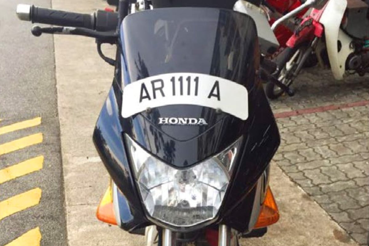 싱가포르에서 실시 중인 스티커형 오토바이 전면 번호판