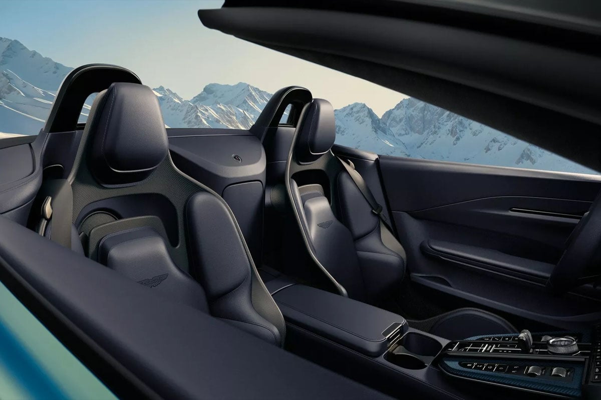 애스턴 마틴 신형 밴티지 로드스터 실내