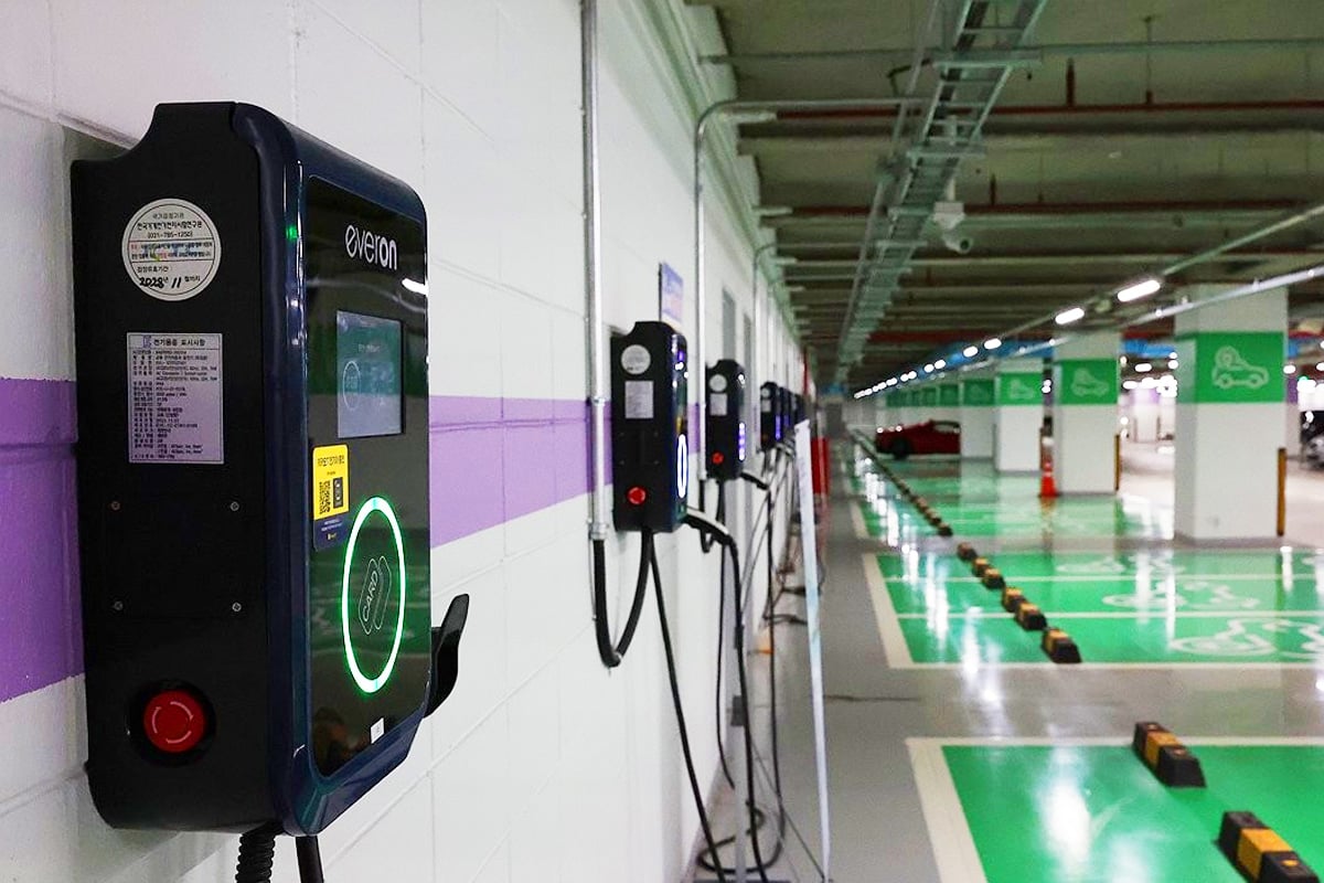 아파트 전기차 충전기 “지하에서 못 쓴다?”.. 차주들 ‘재산권 침해’ 반발에 소송까지