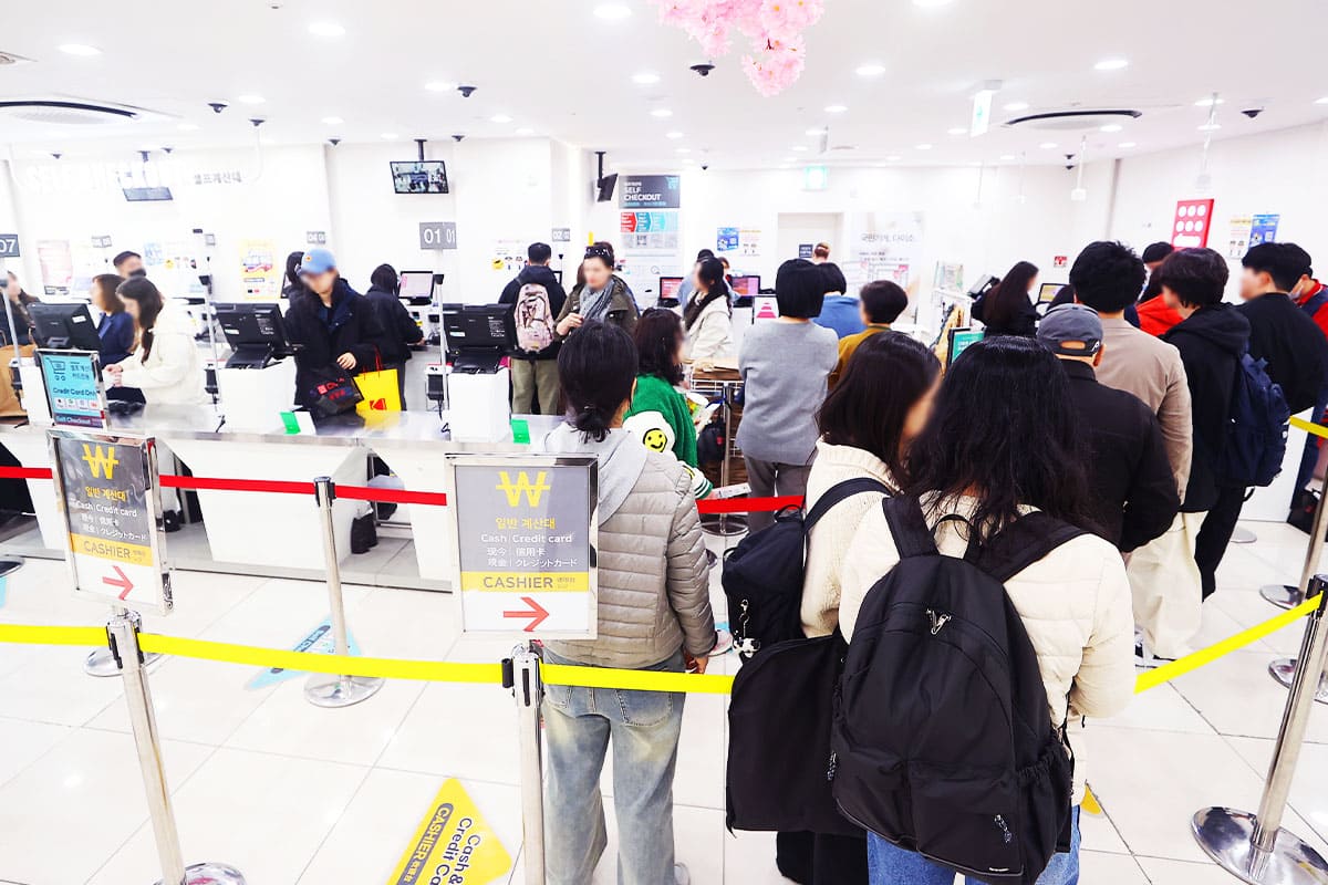 “불경기에 가성비 노린다”.. 연 매출 4조, 외국인도 줄 서는 새로운 韓 쇼핑의 ‘메카’