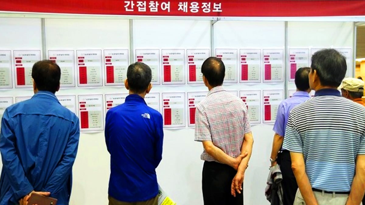 “일본도 제치고 OECD 1위”…일터로 나가는 노인들, 그 원인은