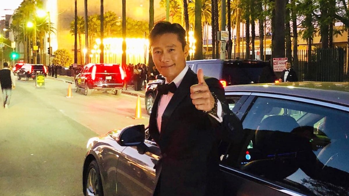 “프론트맨의 선택은 ‘이 차’였다”… 이병헌이 타고 다닌 수억 원대 수입차의 정체