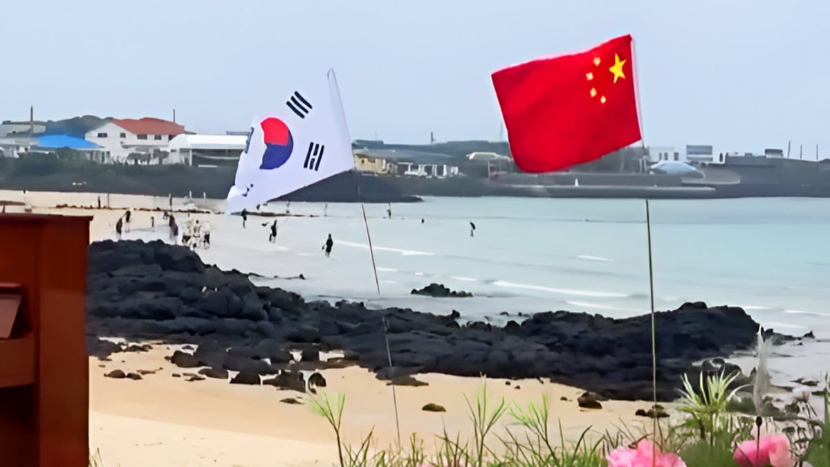 “제주도가 왜 중국땅이 됐냐”… 우도 해변에 꽂힌 오성홍기에 시민들 ‘분노’