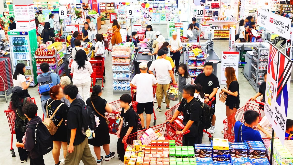 마트에서 장을 보는 시민들