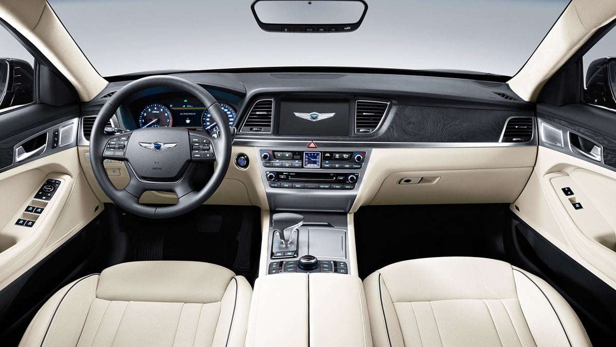 “5060이 고르는 車”… 경기 불황에 ‘신차급 가격’인데도 미친 듯이 팔린다