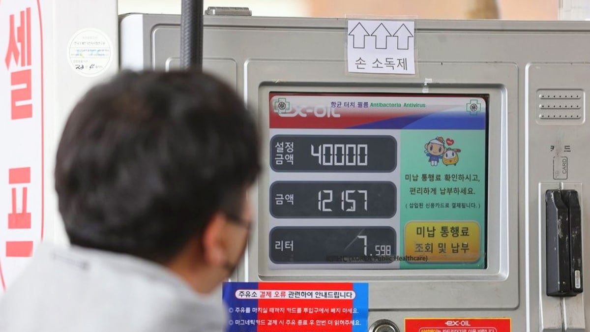 셀프 주유 시 애용하는 ‘이 것’… 잘못 누르면 돈과 차를 모두 버립니다