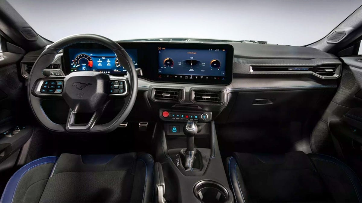 포드 머스탱 다크호스 실내