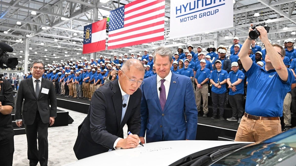 HMGMA에서 생산된 아이오닉 5에 서명 중인 정의선 회장