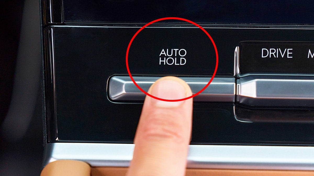 “빨리 꺼, 브레이크 빨리 닳아”… 운전자의 절반이 속고 있던 ‘가짜 상식’의 진실