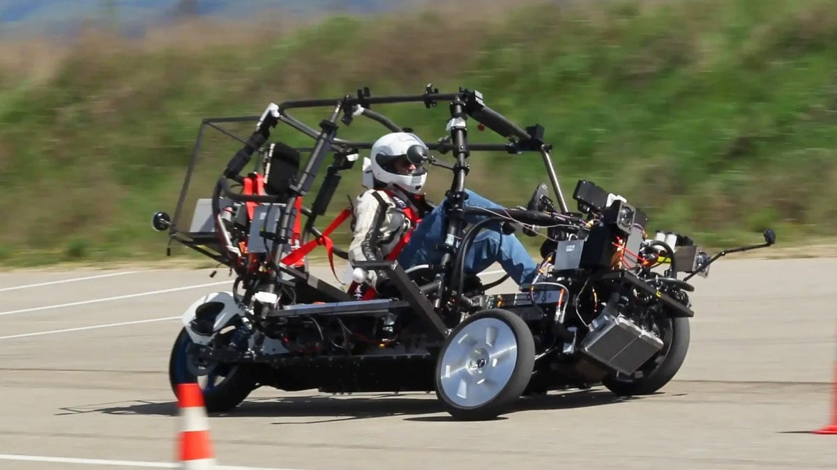 씨시 바이고즈 프로토타입으로 100km/h 주행 중 씨시 바이고즈 프로토타입으로 100km/h 주행 중