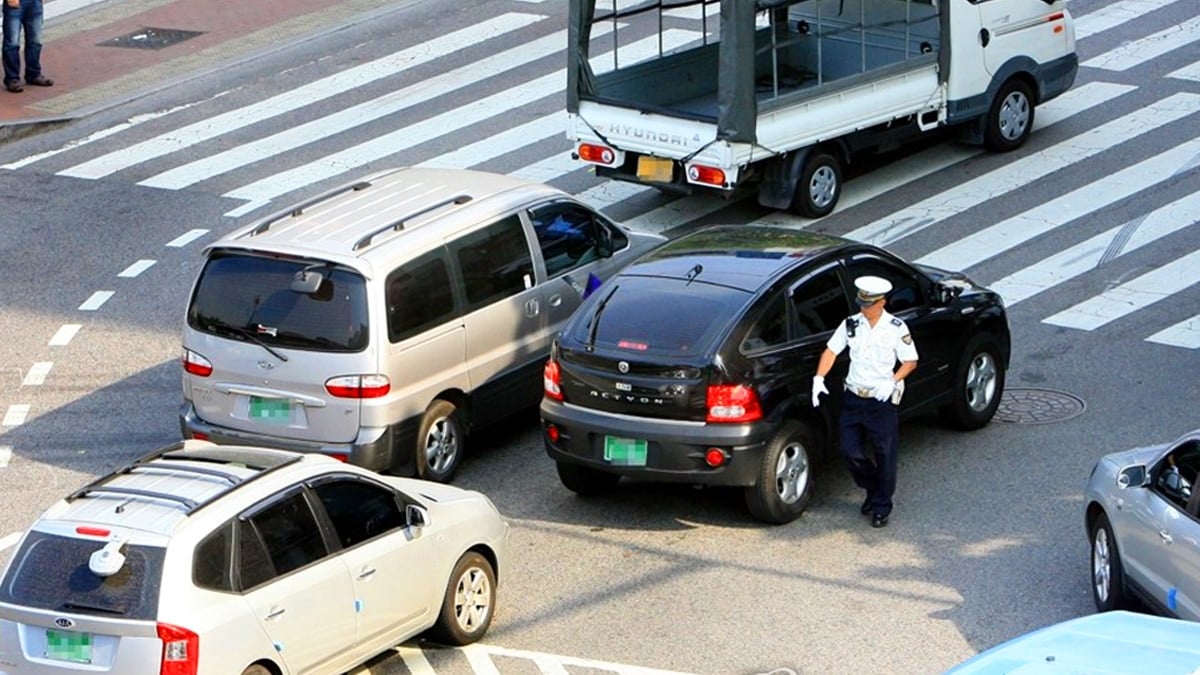 꼬리물기 차량을 단속 중인 경찰