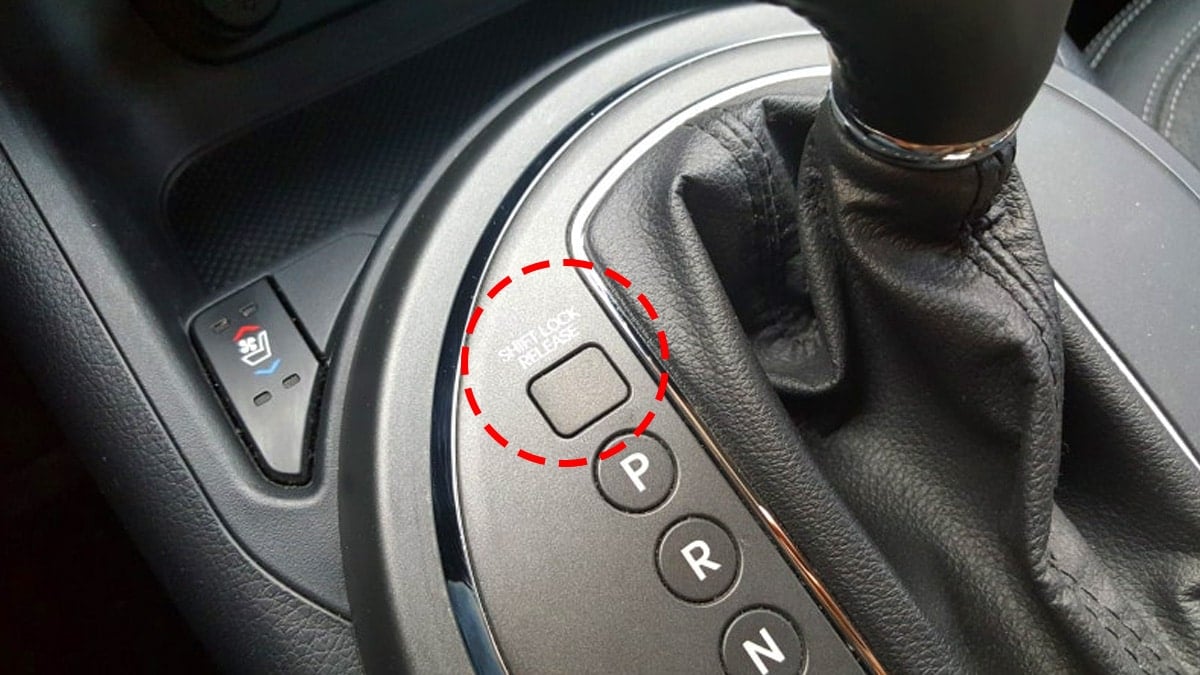 자동차 기어 레버 근처의 '쉬프트 락 릴리즈'