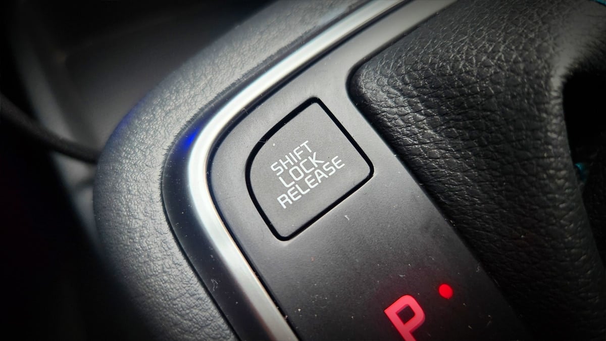 자동차 기어 레버 근처의 '쉬프트 락 릴리즈'