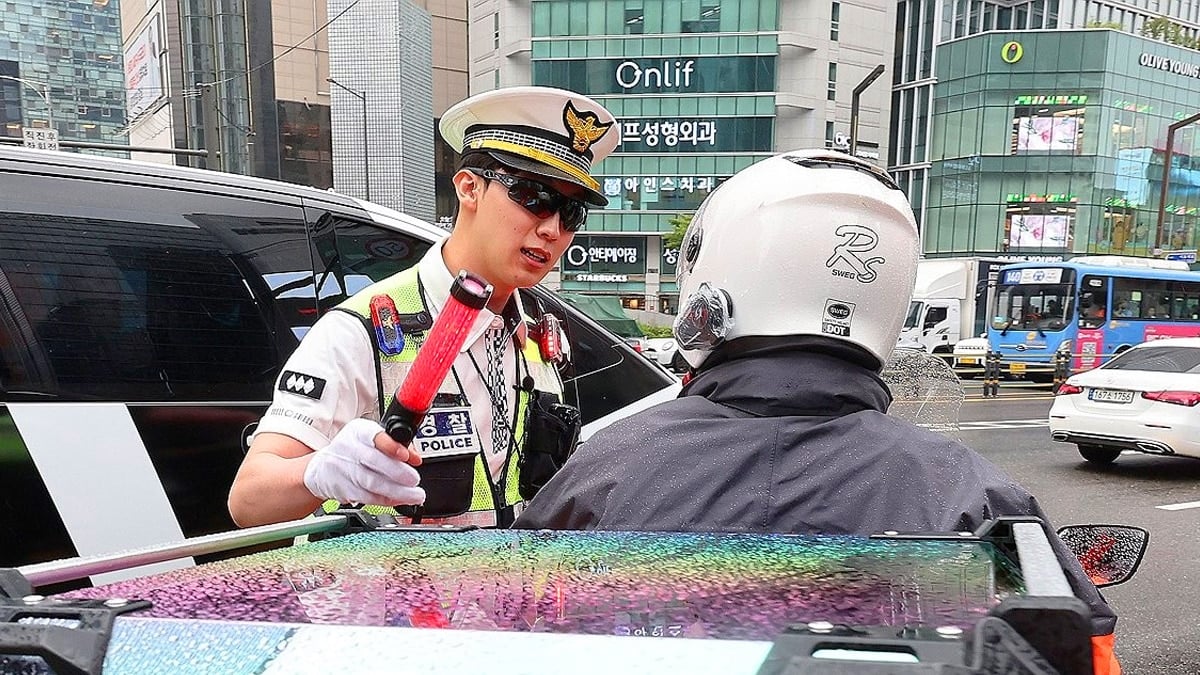 이륜차 단속 중인 경찰