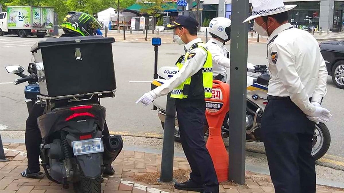 불법 개조된 이륜차를 단속 중인 경찰