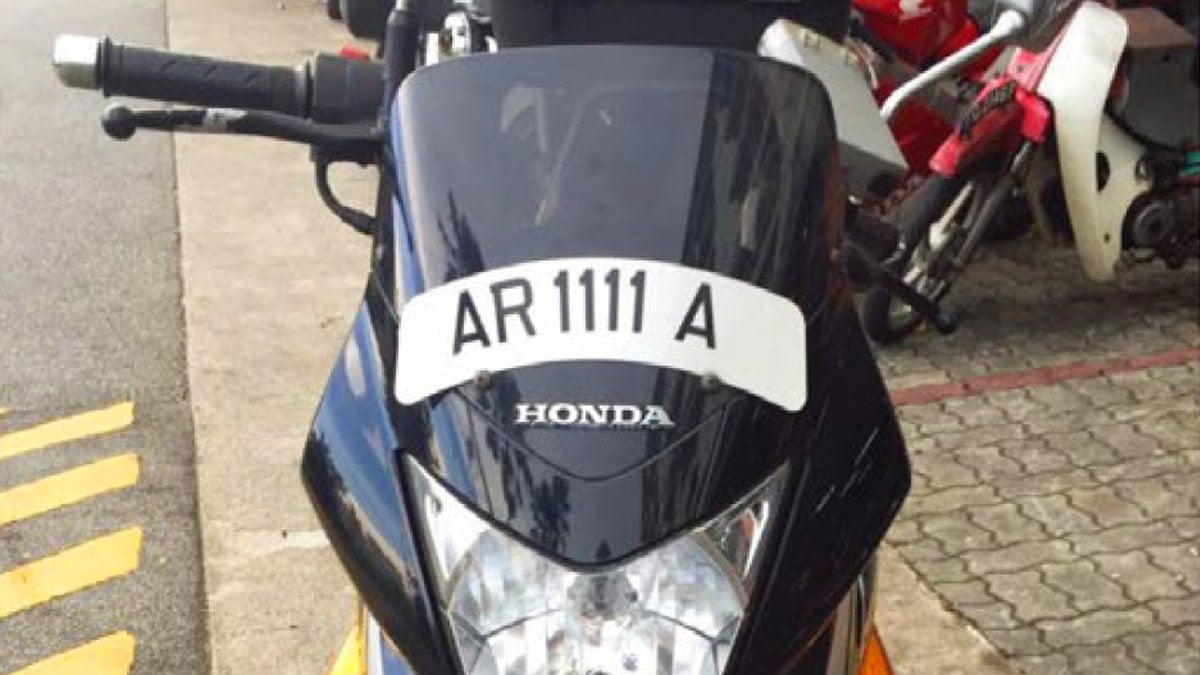 싱가포르에서 시행 중인 스티커형 오토바이 전면 번호판