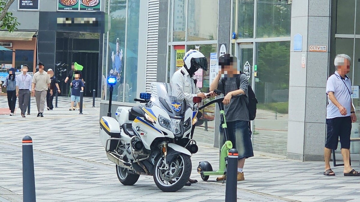 전동 킥보드 단속 중인 경찰