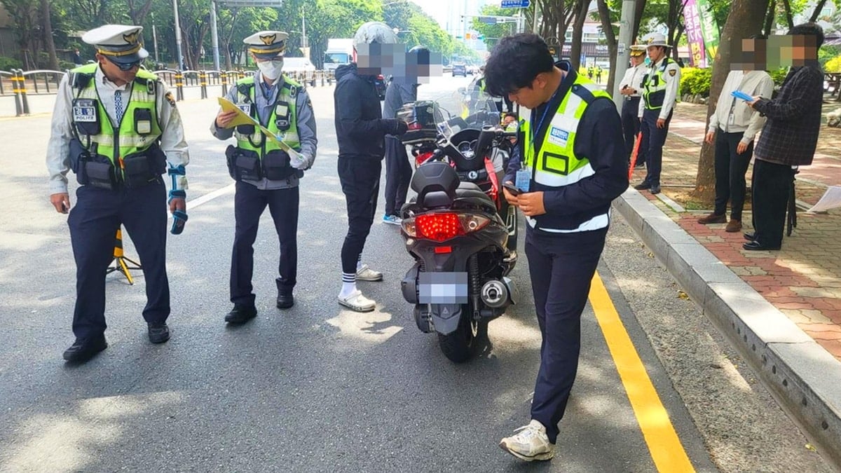 이륜차 집중 단속 중인 부산 경찰