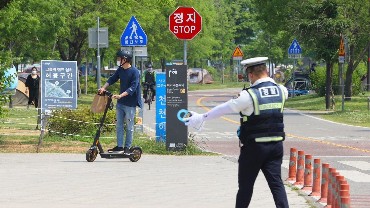 여의도 한강공원에서 전동 킥보드 단속 및 계도 중인 경찰