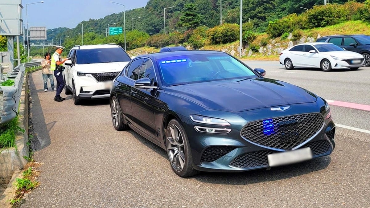 단속 중인 암행순찰차에 적발된 차량