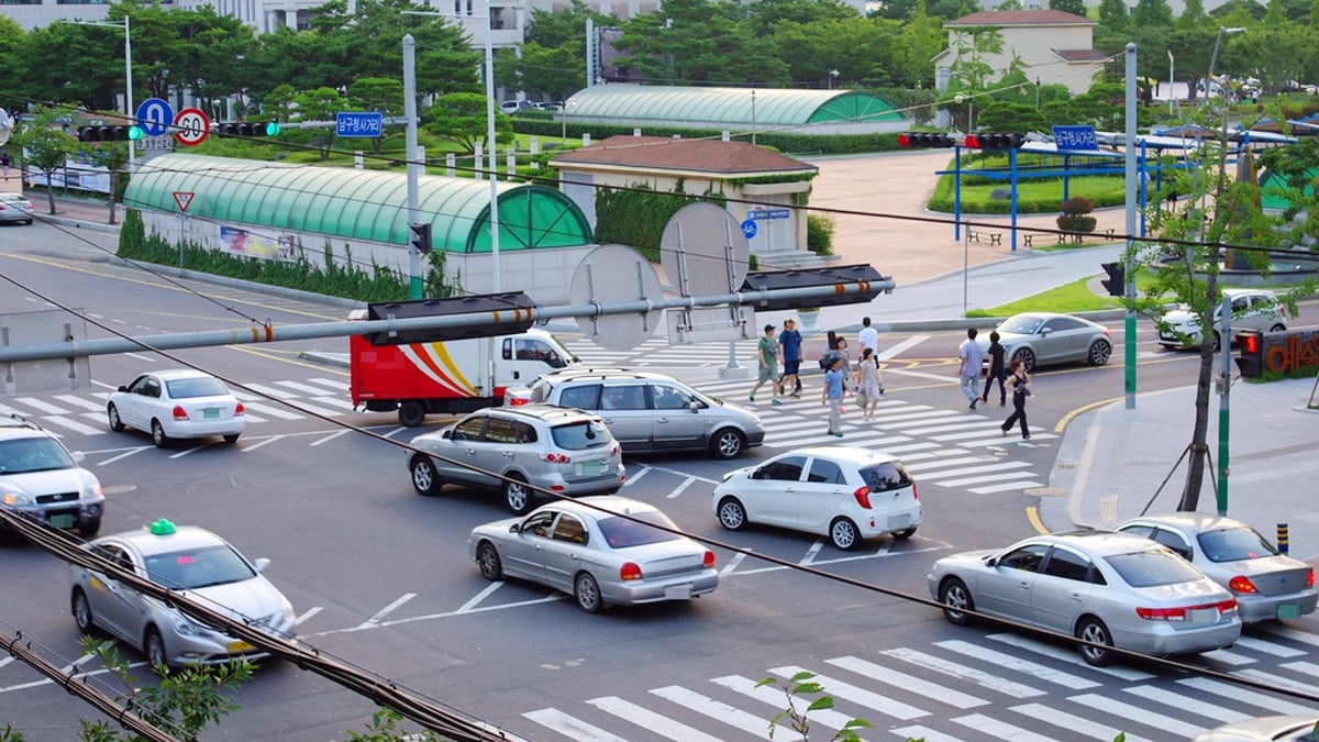 꼬리물기 차량으로 뒤엉킨 교차로
