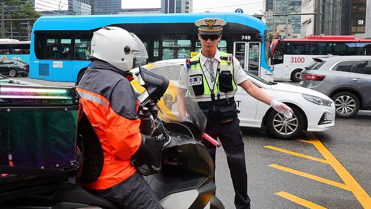 5대 반칙운전을 단속 중인 경찰