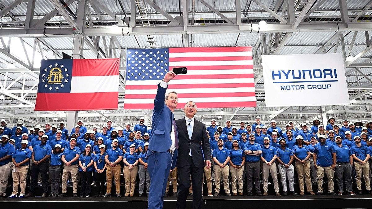 기념 촬영 중인 브라이언 캠프 조지아 주지사와 정의선 회장