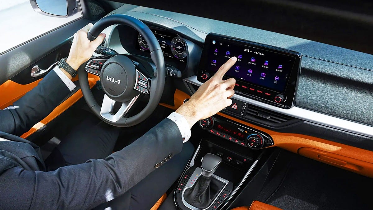 “그냥 아반떼로 통일해라”… 국내서 버림받은 ‘비운’의 세단, 왜 단종 됐는지 보니