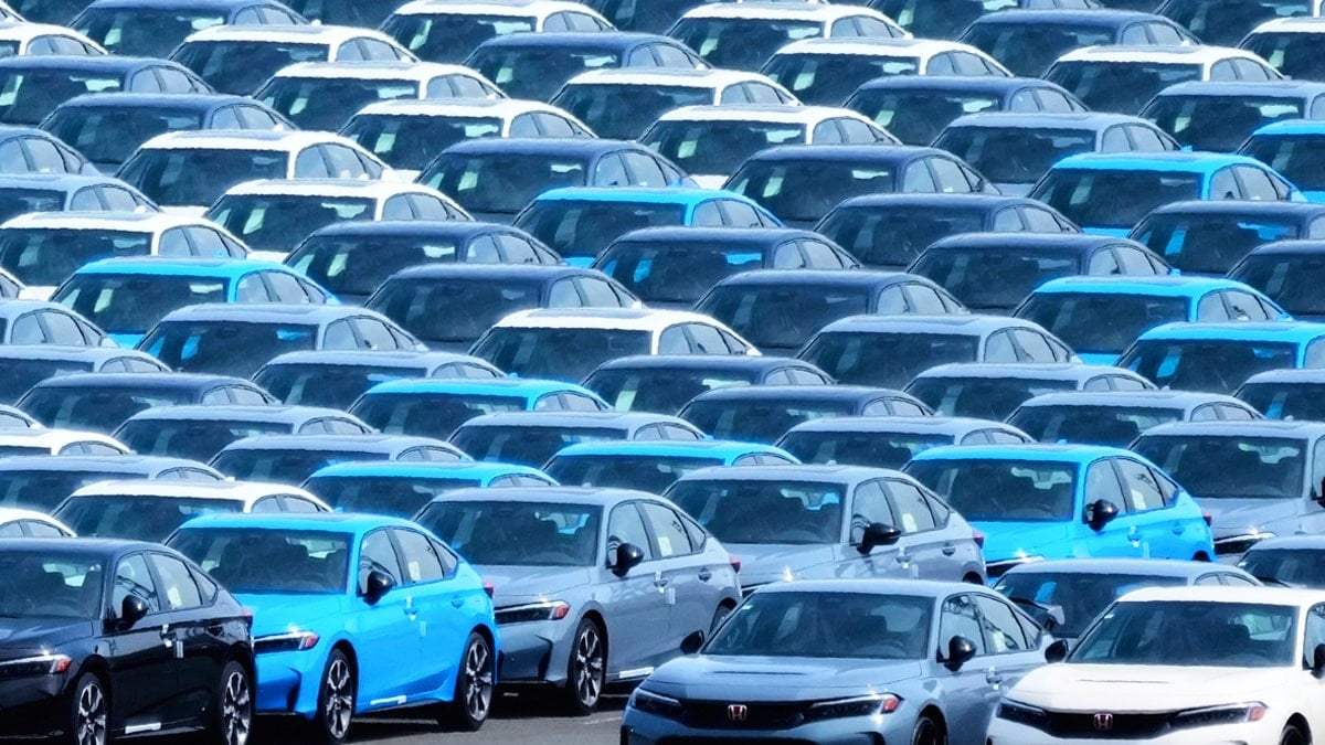 일본 요코하마항에 주차된 자동차들