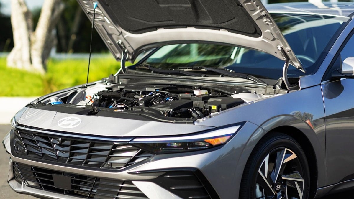 현대차 아반떼 엔진룸 현대차 아반떼 엔진룸