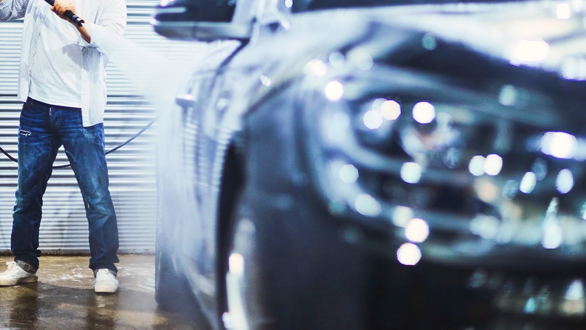 “제발 멈추세요”… 셀프 세차 시 내 차에 수백 만 원 손해 부르는 ‘이 행동’