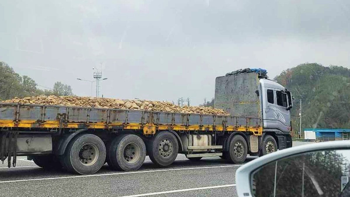 도로 위 대형 화물차