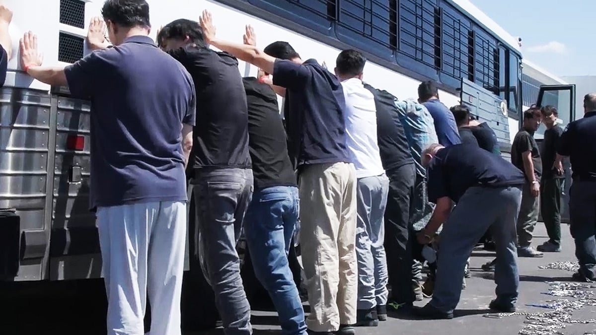 양손과 다리에 체인을 묶는 단속요원