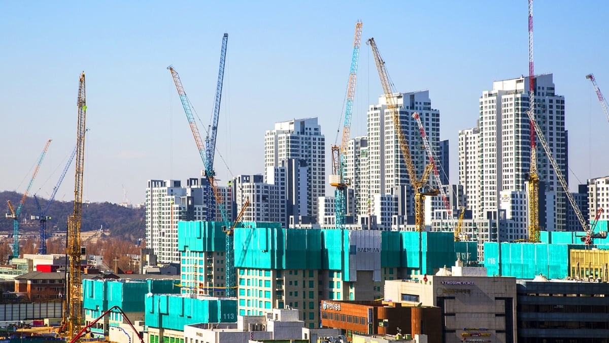 “새 아파트 맞아?” 입주 두 달 만에 누수·악취… 주민들은 ‘오열’, 건설업계 위기인가