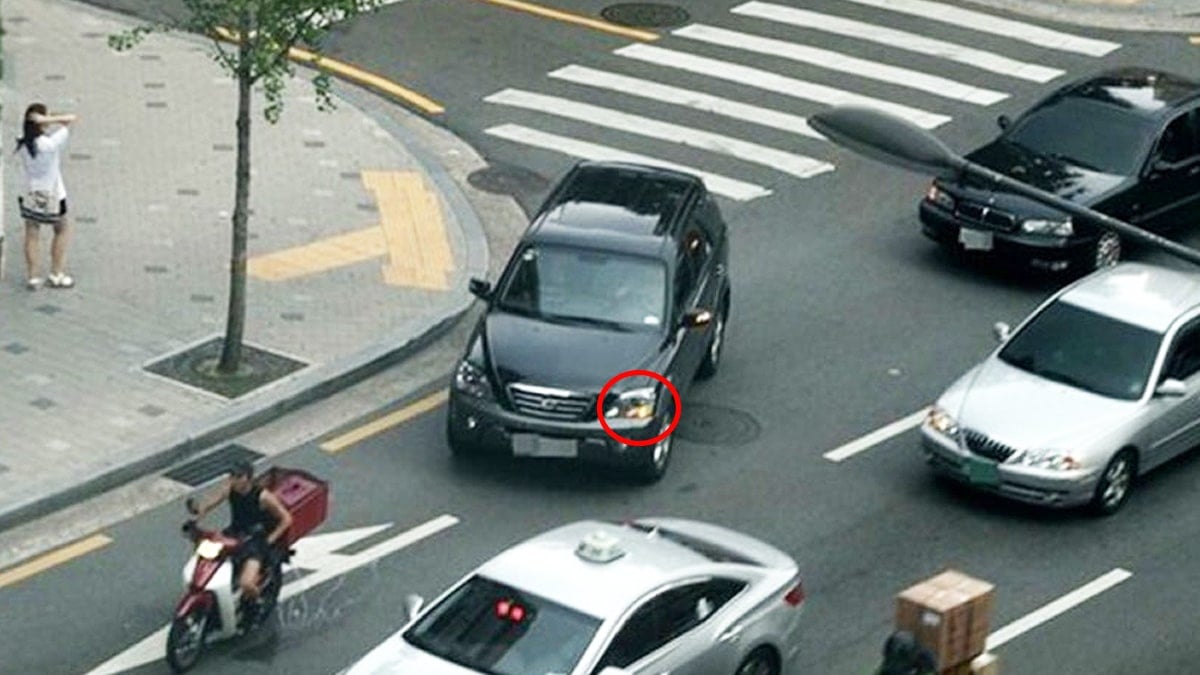 우회전 시 좌측 방향지시등을 켠 차량