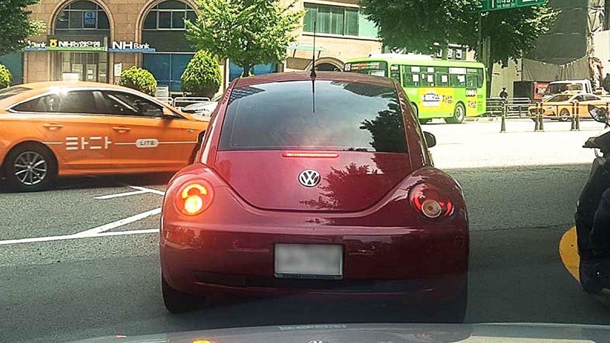 우회전 시 좌측 방향지시등을 켠 차량