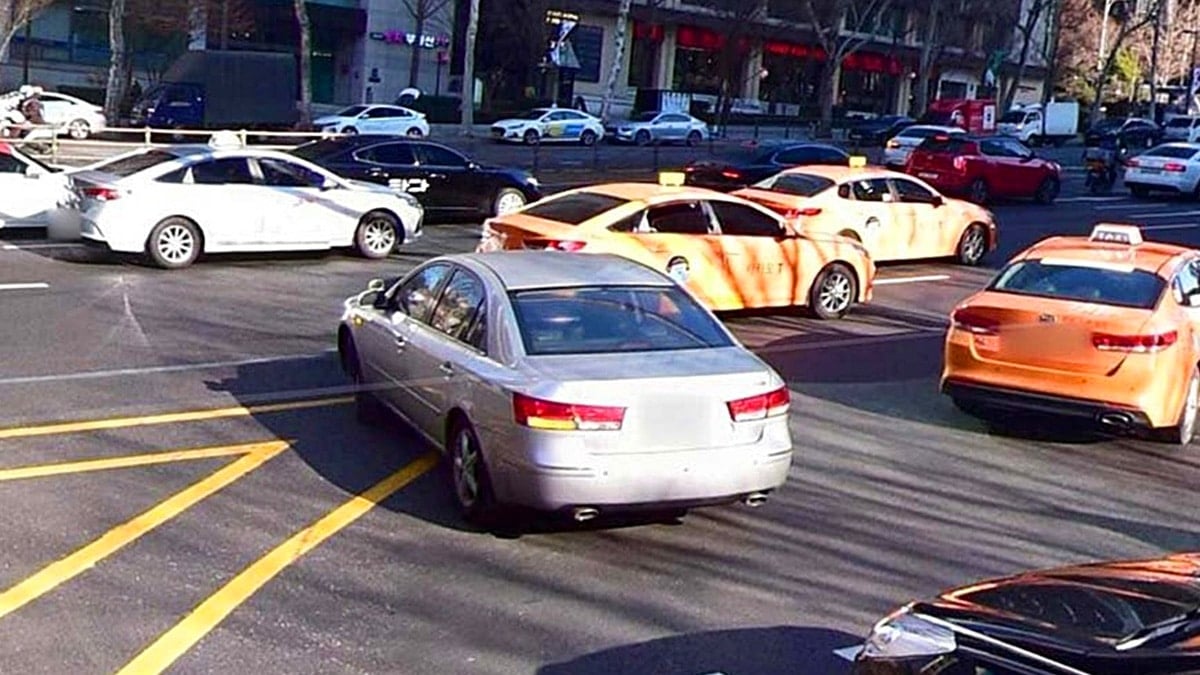 우회전 시 좌측 방향지시등을 켠 차량