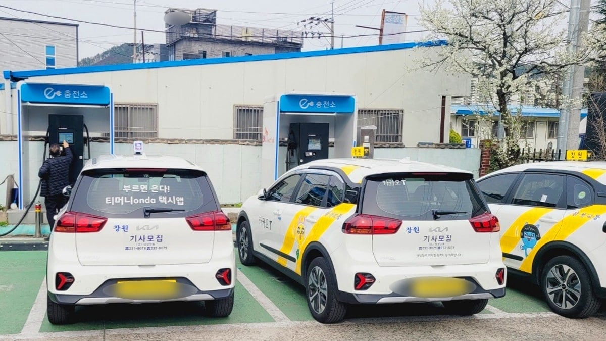 충전 중인 전기차 택시들
