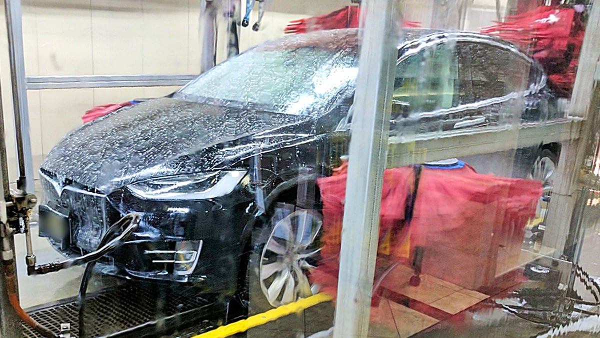 자동 세차 중인 차량 자동 세차 중인 차량