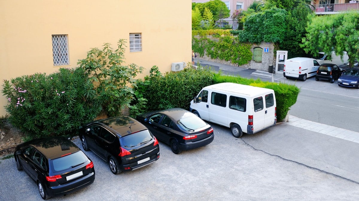 전면 주차된 차량들 전면 주차된 차량들