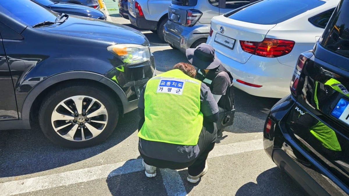 불법 자동차 개조 여부를 조사 중인 단속반