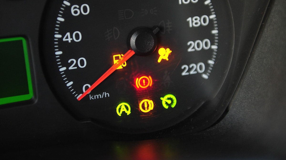 각종 경고등들이 떠 있는 계기판