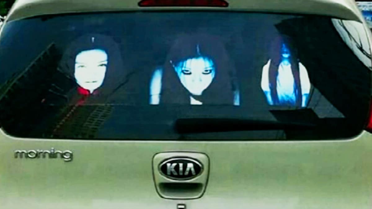 샹향등을 방지하기 위해 귀신 사진을 부착한 차량 샹향등을 방지하기 위해 귀신 사진을 부착한 차량