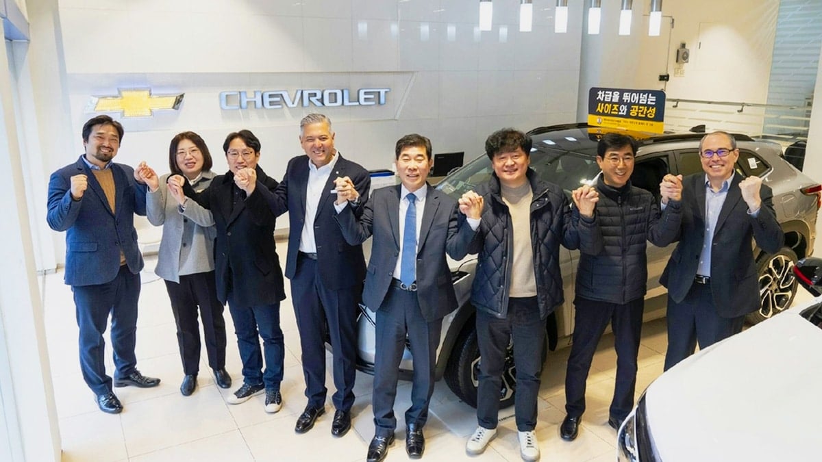 쉐보레 신촌 대리점을 찾은 한국GM 사장 헥터 비자레알 쉐보레 신촌 대리점을 찾은 한국GM 사장 헥터 비자레알