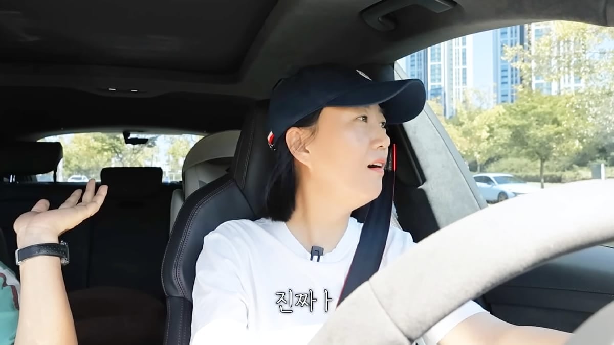 장윤정의 자차 아우디 RS Q8 실내